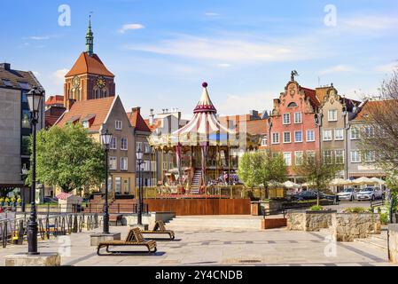 Place avec carrousel dans la vieille ville de Gdansk, Pologne, Europe Banque D'Images