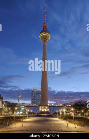 Alexanderplatz à Berlin avec la célèbre tour de télévision devant le lever du soleil Banque D'Images
