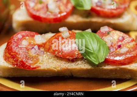 Pain de campagne à la tomate zèbre noire et à l'huile d'olive Banque D'Images