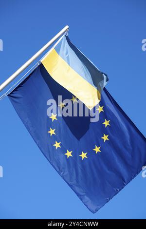 Le drapeau de l'UE avec un drapeau ukrainien devant un ciel bleu Banque D'Images