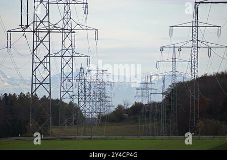 Ligne électrique au sud, l’expansion du réseau électrique apporte avec elle des lignes aériennes à haute tension qui gâchent le paysage Banque D'Images