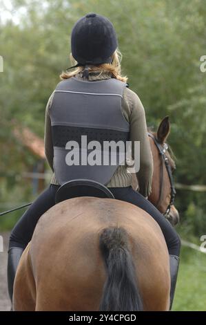 Cavalier avec gilet de protection Banque D'Images