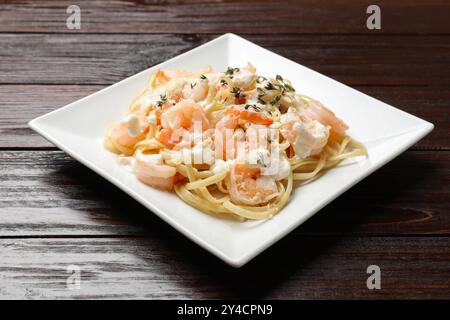 Délicieuses pâtes aux crevettes sur une table en bois Banque D'Images