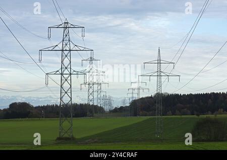 Ligne électrique au sud, l’expansion du réseau électrique apporte avec elle des lignes aériennes à haute tension qui gâchent le paysage Banque D'Images