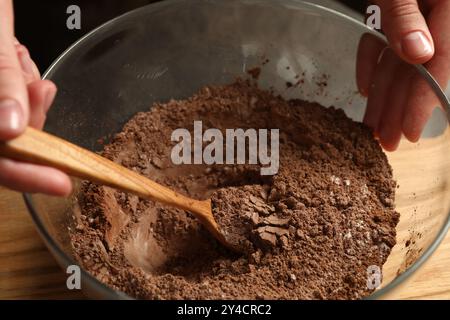 Femme faisant de la pâte au chocolat à table, gros plan Banque D'Images