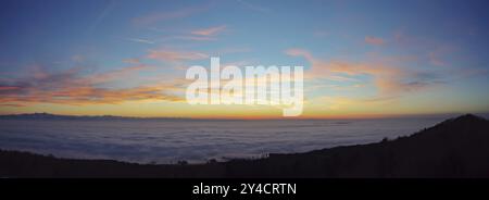 Coucher de soleil sur la mer de brouillard sur le lac de Constance, situation météo inversée avec vue sur les Alpes Banque D'Images