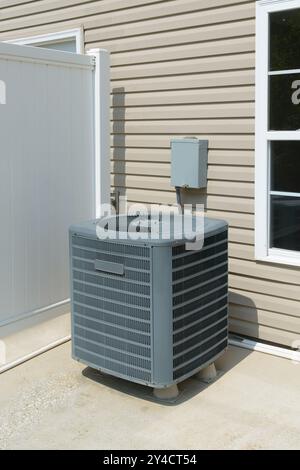 Plan vertical d'un climatiseur assis sur le patio d'un condo. Banque D'Images