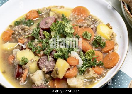 Ragoût de légumes avec lentilles de montagne et saucisses fumées tyroliennes Banque D'Images