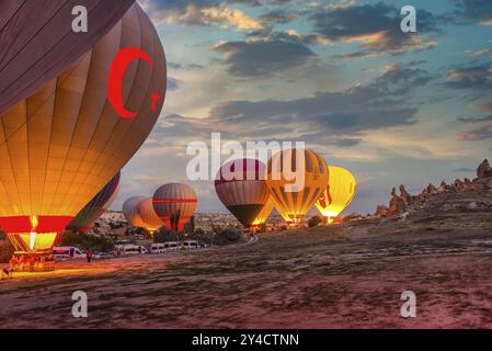 Lancement de ballons à air chaud en Cappadoce au lever du soleil Banque D'Images