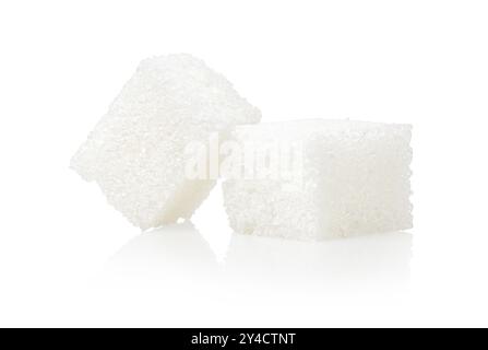 Deux cubes de sucre isolés sur fond blanc Banque D'Images