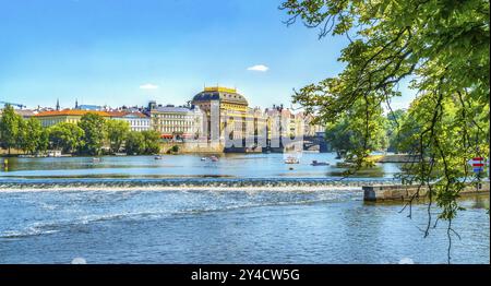 Théâtre national de Prague et pont Legii sur la Vltava Banque D'Images