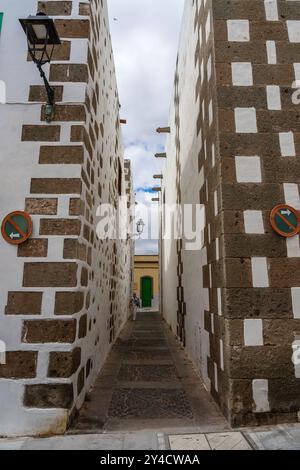 AGUIMES, ÎLES CANARIES - 29 JUILLET 2024 : rues de la vieille ville. Les Aguimes ont été fondées en 1491 sur un important établissement autochtone après le Cast Banque D'Images