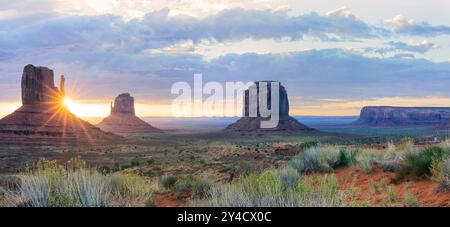 Coucher de soleil, Monument Valley Tribal Park, Colorado plateau, Utah Banque D'Images