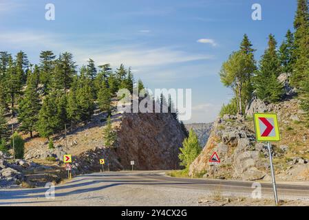 Virage routier dans les montagnes de Turquie au coucher du soleil Banque D'Images