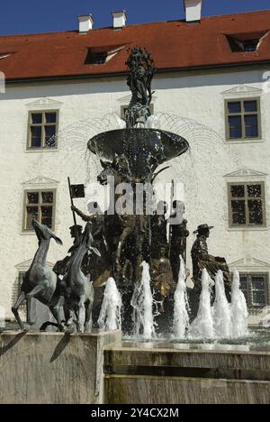 Fontaine du sculpteur Maximilian Ruess dans la cour d'honneur du château de Zeil dans l'Allgaeu. La fontaine représente l'histoire de la Maison de Waldbu Banque D'Images