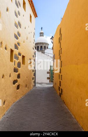 Rue de la vieille ville d'Aguimes. Les Aguimes ont été fondées en 1491 sur une importante colonie aborigène après la conquête castillane de Grande Canarie Banque D'Images