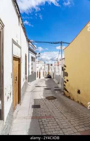 Rue de la vieille ville d'Aguimes. Les Aguimes ont été fondées en 1491 sur une importante colonie aborigène après la conquête castillane de Grande Canarie Banque D'Images