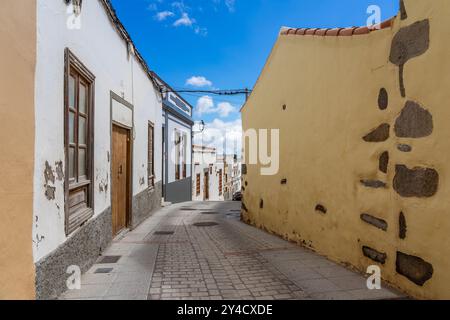 Rue de la vieille ville d'Aguimes. Les Aguimes ont été fondées en 1491 sur une importante colonie aborigène après la conquête castillane de Grande Canarie Banque D'Images