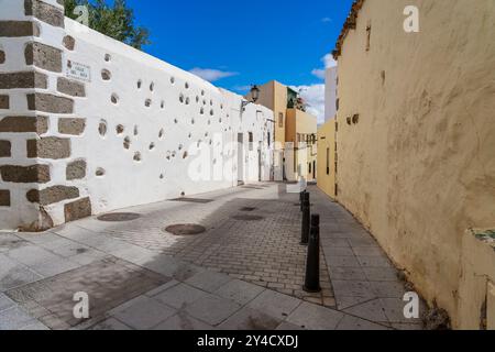 Rue de la vieille ville d'Aguimes. Les Aguimes ont été fondées en 1491 sur une importante colonie aborigène après la conquête castillane de Grande Canarie Banque D'Images