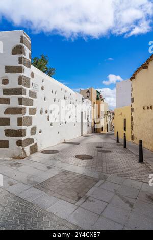 Rue de la vieille ville d'Aguimes. Les Aguimes ont été fondées en 1491 sur une importante colonie aborigène après la conquête castillane de Grande Canarie Banque D'Images