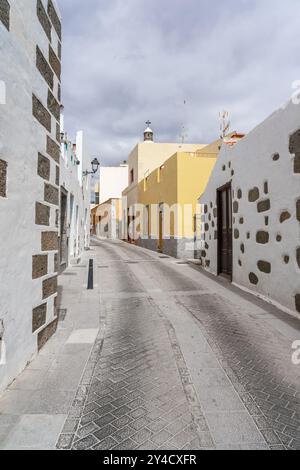 Rue de la vieille ville d'Aguimes. Les Aguimes ont été fondées en 1491 sur une importante colonie aborigène après la conquête castillane de Grande Canarie Banque D'Images