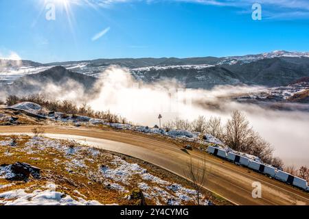 La route des montagnes caucasiennes passe au-dessus des nuages Banque D'Images