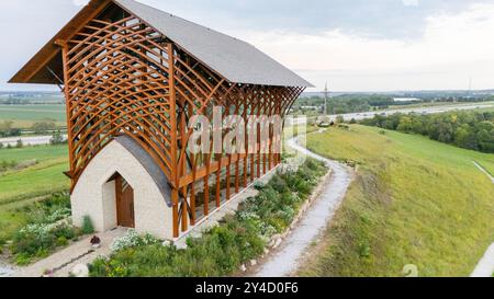 Photographie aérienne du sanctuaire de la Sainte famille par un matin couvert d'août ; le long de l'Interstate 80 près de Gretna, Nebraska, États-Unis. Banque D'Images