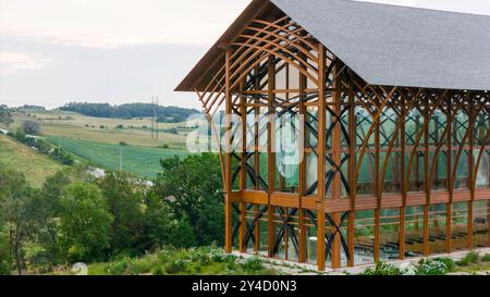 Photographie aérienne du sanctuaire de la Sainte famille par un matin couvert d'août ; le long de l'Interstate 80 près de Gretna, Nebraska, États-Unis. Banque D'Images