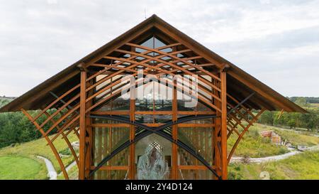 Photographie aérienne du sanctuaire de la Sainte famille par un matin couvert d'août ; le long de l'Interstate 80 près de Gretna, Nebraska, États-Unis. Banque D'Images