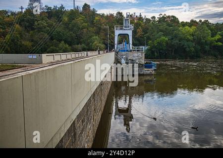 Brno, République tchèque. 17 septembre 2024. Le réservoir de Brno (barrage) après des précipitations extrêmes et des inondations subséquentes est complètement rempli à Brno, en République tchèque, le 17 septembre 2024. Crédit : Patrik Uhlir/CTK photo/Alamy Live News Banque D'Images