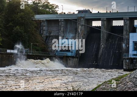 Brno, République tchèque. 17 septembre 2024. Le réservoir de Brno (barrage) après des précipitations extrêmes et des inondations subséquentes est complètement rempli à Brno, en République tchèque, le 17 septembre 2024. Crédit : Patrik Uhlir/CTK photo/Alamy Live News Banque D'Images