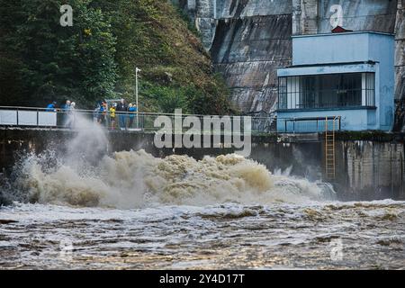 Brno, République tchèque. 17 septembre 2024. Le réservoir de Brno (barrage) après des précipitations extrêmes et des inondations subséquentes est complètement rempli à Brno, en République tchèque, le 17 septembre 2024. Crédit : Patrik Uhlir/CTK photo/Alamy Live News Banque D'Images