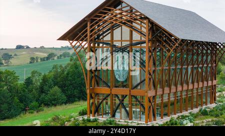 Photographie aérienne du sanctuaire de la Sainte famille par un matin couvert d'août ; le long de l'Interstate 80 près de Gretna, Nebraska, États-Unis. Banque D'Images