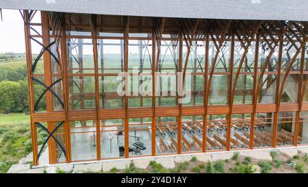 Photographie aérienne du sanctuaire de la Sainte famille par un matin couvert d'août ; le long de l'Interstate 80 près de Gretna, Nebraska, États-Unis. Banque D'Images