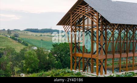 Photographie aérienne du sanctuaire de la Sainte famille par un matin couvert d'août ; le long de l'Interstate 80 près de Gretna, Nebraska, États-Unis. Banque D'Images