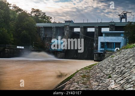 Brno, République tchèque. 17 septembre 2024. Le réservoir de Brno (barrage) après des précipitations extrêmes et des inondations subséquentes est complètement rempli à Brno, en République tchèque, le 17 septembre 2024. Crédit : Patrik Uhlir/CTK photo/Alamy Live News Banque D'Images