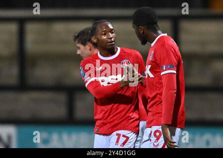 Tayo Edub (17 Charlton Athletic) célèbre après avoir marqué le premier but des équipes avec Daniel Kanu (29 Charlton Athletic) lors du match EFL Trophy entre Cambridge United et Charlton Athletic au Cledara Abbey Stadium, Cambridge, mardi 17 septembre 2024. (Photo : Kevin Hodgson | mi News) crédit : MI News & Sport /Alamy Live News Banque D'Images