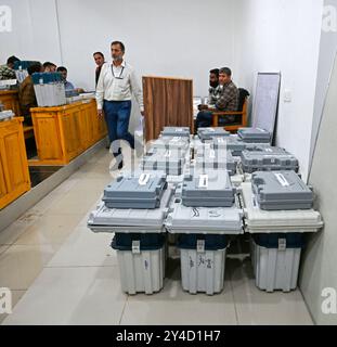 Srinagar, Inde. 17 septembre 2024. SRINAGAR, INDE - 17 SEPTEMBRE : les responsables du scrutin récupèrent leurs machines à voter électroniques (EVM) avant la première phase des élections de l'Assemblée le 17 septembre 2024 à Pulwama, à quelque 30 km de Srinagar, en Inde. (Photo de Waseem Andrabi/Hindustan Times/Sipa USA) crédit : Sipa USA/Alamy Live News Banque D'Images