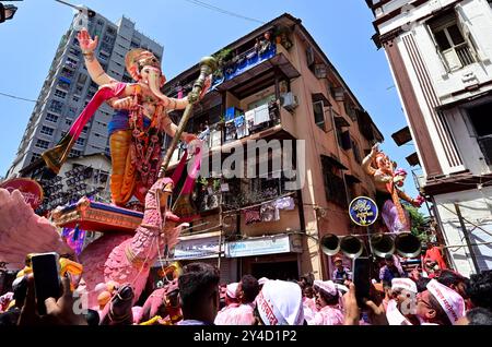 Mumbai, Inde. 17 septembre 2024. MUMBAI, INDE - 17 SEPTEMBRE : les dévots prennent l'idole Ganpati du Seigneur Ganesha pour immersion, à Khetwadi, le 17 septembre 2024 à Mumbai, Inde. (Photo par Anshuman Poyrekar/Hindustan Times/Sipa USA) crédit : Sipa USA/Alamy Live News Banque D'Images