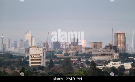 Londres, Royaume-Uni. 17 septembre 2024. Météo britannique – les nuages bas obscurcissent la vue de la pleine lune de la récolte qui se lève au-dessus des gratte-ciel de la capitale, comme vu de Northala Fields près de Northolt, à l'ouest de Londres. Il est ainsi nommé parce que c'est la pleine lune la plus proche de l'équinoxe d'automne. C'est aussi une superlune car elle est près de son approche la plus proche de la Terre et semble légèrement plus grande et plus lumineuse que d'habitude. Les prévisions sont pour des conditions plus claires demain. Credit : Stephen Chung / Alamy Live News Banque D'Images