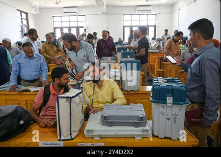 Srinagar, Inde. 17 septembre 2024. SRINAGAR, INDE - 17 SEPTEMBRE : les responsables du scrutin récupèrent leurs machines à voter électroniques (EVM) avant la première phase des élections de l'Assemblée le 17 septembre 2024 à Pulwama, à quelque 30 km de Srinagar, en Inde. (Photo de Waseem Andrabi/Hindustan Times/Sipa USA) crédit : Sipa USA/Alamy Live News Banque D'Images