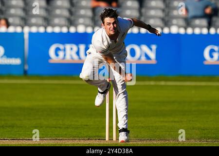 Bristol, Royaume-Uni, 17 septembre 2024. Tom Price du Gloucestershire lors du match de Vitality County Championship Division Two entre le Gloucestershire et le Sussex. Crédit : Robbie Stephenson/Gloucestershire Cricket/Alamy Live News Banque D'Images