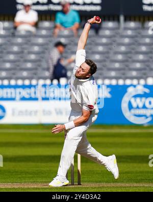 Bristol, Royaume-Uni, 17 septembre 2024. Bowling Ollie Robinson de Sussex lors du match de Vitality County Championship Division Two entre le Gloucestershire et le Sussex. Crédit : Robbie Stephenson/Gloucestershire Cricket/Alamy Live News Banque D'Images