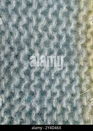 Tricot en laine et cachemire gris neutre avec motif en maille torsadée tressée. Photo de haute qualité Banque D'Images
