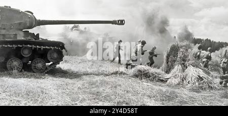 BATAILLE DE KOURSK juillet-août 1943. Les troupes russes avancent à travers un champ de blé avec un char T-34 à gauche. Photo : Sib Banque D'Images