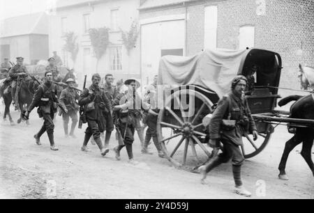 BATAILLE DE LA SOMME soldats du 10th (Service) Battalion, East Yorkshire Regiment de la 31st division se déplaçant sur le front près de Doulens, au nord d'Amiens, le 28 juin 1916 Banque D'Images