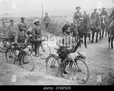 BATAILLE DE LA SOMME 10916. Un groupe de troupes de l'armée indienne surveillé par la cavalerie britannique en juillet 1916 Banque D'Images