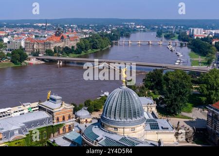 Vue aérienne de la crue de l'Elbe à Dresde le 17/09/2024 avec un niveau d'eau de 5,90 m, les vestiges du pont effondré Carolabrücke sti Banque D'Images