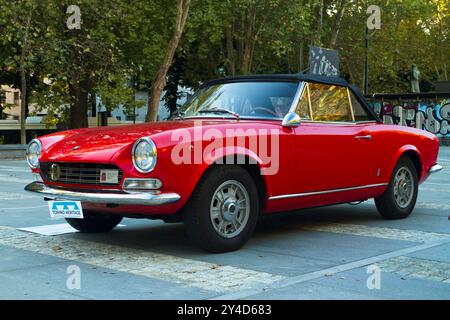 Turin, Italie. 14 septembre 2024. Fiat 124 Sport Spider 1968 au salon automobile de Turin 2024 Banque D'Images