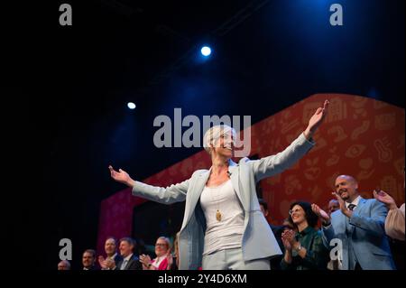 Brighton, Royaume-Uni. 17 septembre 2024. La députée Daisy Cooper, vice-présidente des libéraux démocrates, sur scène le dernier jour de la conférence. Les libéraux-démocrates, le troisième plus grand parti du Royaume-Uni, se réunissent à Brighton pour leur conférence d'automne. (Photo de David Tramontan/SOPA images/SIPA USA) crédit : SIPA USA/Alamy Live News Banque D'Images